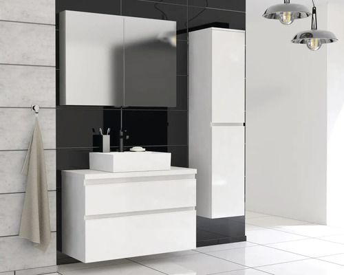 Koupelna s umyvadlovou skříňkou, zrcadlovou skříňkou a vysokou skříňkou v bílé barvě