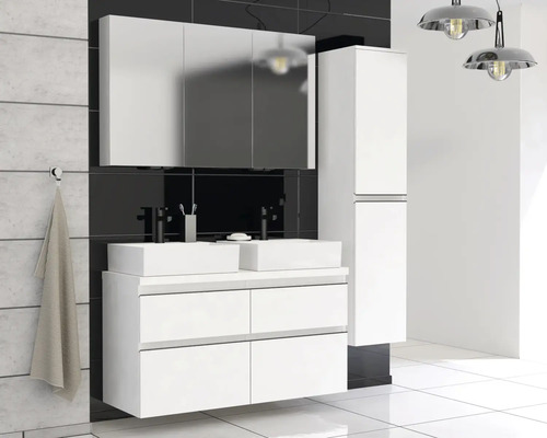 Moderní koupelna s bílou skříňkou pod umyvadlo, dvěma umyvadly na desku, zrcadlovou skříňkou a vysokou skříňkou