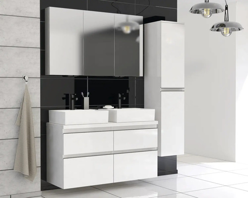 Moderní koupelnový set s dvojitým umyvadlem, zrcadlovou skříňkou a vysokou skříní pro stylové zařízení.