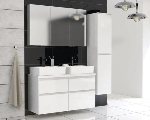 Koupelna s dvojitým umyvadlem, spodní skříňkou, zrcadlovou skříňkou a vysokou skříňkou