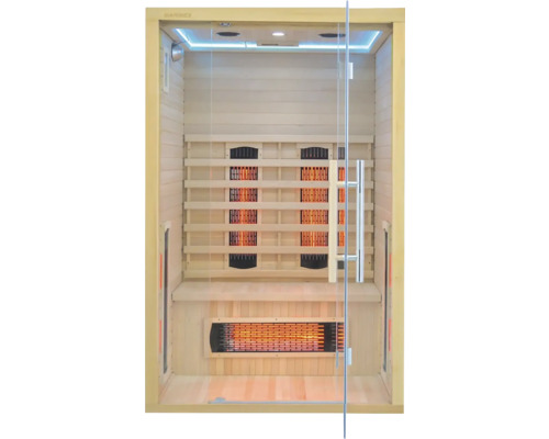 Vnitřní pohled na saunu s dřevěnými stěnami, lavicí a infračervenými zářiči za skleněnými dveřmi