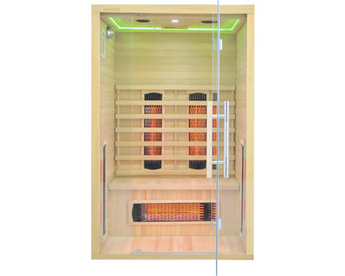 Vnitřní pohled na infračervenou saunu se skleněnou přední stěnou, dřevěným obložením a topnými tělesy.