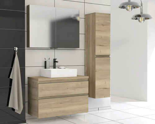 Moderní koupelna s umyvadlovou skříňkou, zrcadlovou skříňkou a vysokou skříňkou