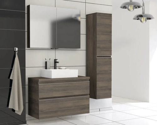 Moderní koupelna s umyvadlovou skříňkou, umyvadlem na desku, zrcadlovou skříňkou a vysokou skříní v dřevěném dekoru.