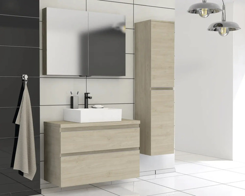 Moderní koupelna s umyvadlovou skříňkou, zrcadlovou skříňkou a vysokou skříňkou ve vzhledu dřeva