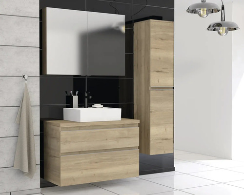 Koupelna s umyvadlem, zrcadlovou skříňkou a vysokou skříňkou ve světlém dřevěném dekoru