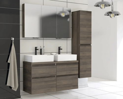 Koupelna s dvojitým umyvadlem, zrcadlovou skříňkou a vysokou skříní