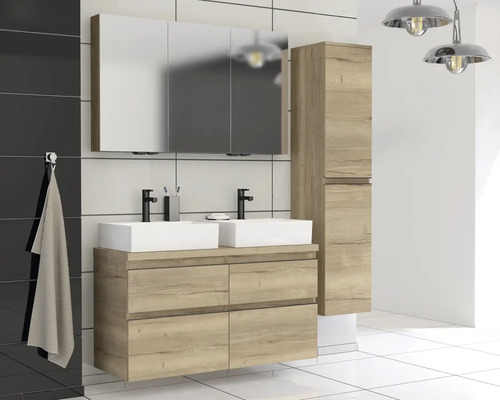 Moderní koupelna s dvojitým umyvadlem, zrcadlovou skříňkou a vysokou skříní ve vzhledu dřeva