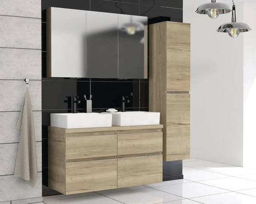 Moderní koupelnový set s dvojitým umyvadlem, zrcadlovou skříňkou a vysokou skříní ve vzhledu dřeva.