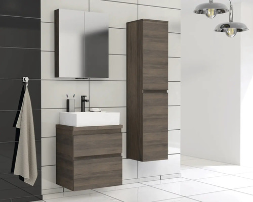 Koupelna s umyvadlovou skříňkou, zrcadlovou skříňkou a vysokou skříňkou ve vzhledu dřeva