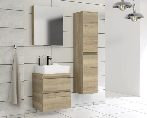 Koupelna s umyvadlovou skříňkou, zrcadlovou skříňkou a vysokou skříňkou