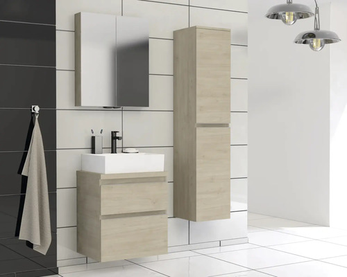 Koupelna s umyvadlem, zrcadlovou skříňkou a vysokou skříní