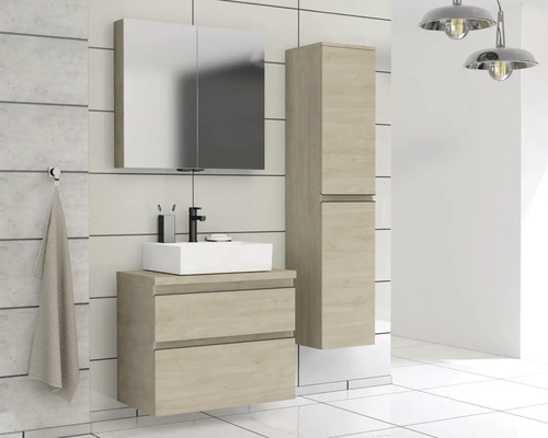 Světlá koupelna s umyvadlovou skříňkou, zrcadlovou skříňkou a vysokou skříňkou na koupelnové doplňky