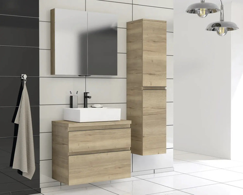 Koupelna s umyvadlovou skříňkou, umyvadlem na desku, zrcadlovou skříňkou a vysokou skříňkou ve vzhledu dřeva