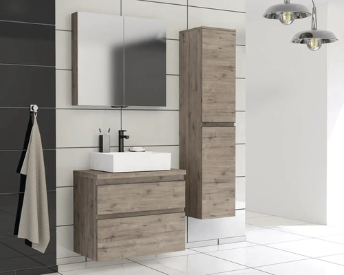 Moderní koupelna s umyvadlovou skříňkou, zrcadlovou skříňkou a vysokou skříňkou ve vzhledu dřeva