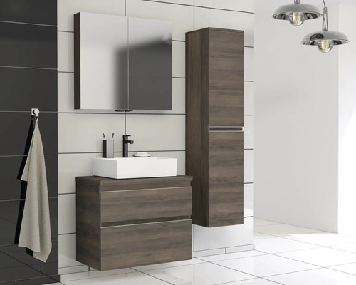 Moderní koupelna s umyvadlem, zrcadlovou skříňkou a vysokou skříní v designu dřeva