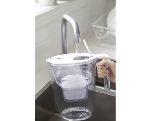Konvice na vodní filtr Philips se plní vodou.