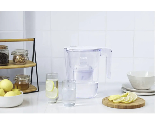 Filtrační konvice Philips s citrony a sklenicemi na kuchyňské lince