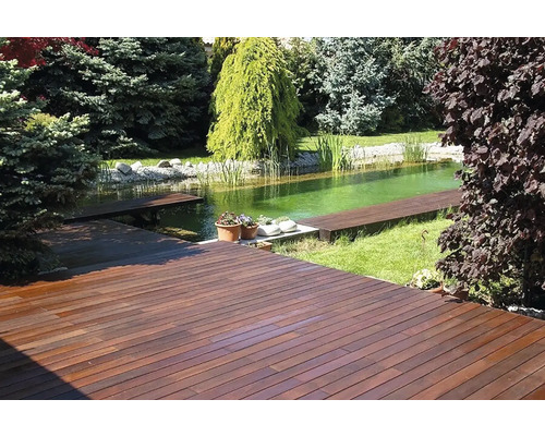 Dřevěná terasa s jezírkem na zahradě