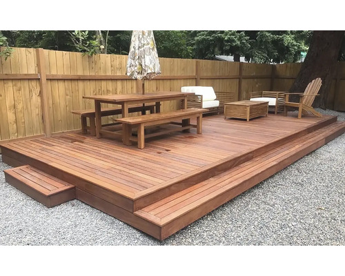 Dřevěná terasa se zahradním nábytkem a plotem