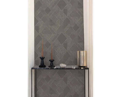 Šedá vzorovaná tapeta na zdi