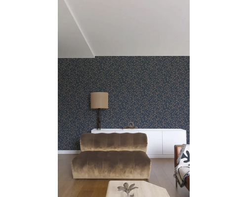 Obývací pokoj s tapetou se vzorem, příborníkem a sedacím nábytkem