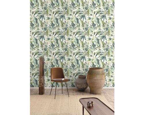 Místnost s tropickou tapetou s listy, židlí a ozdobnými vázami.
