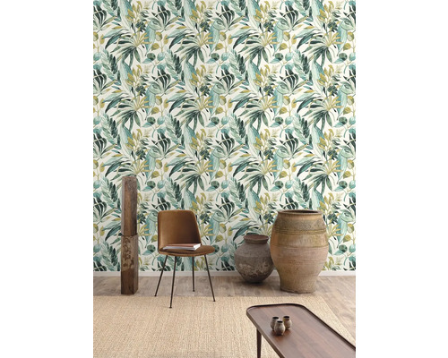 Světlý pokoj s tapetou džungle, židlí, stolem a dekorací