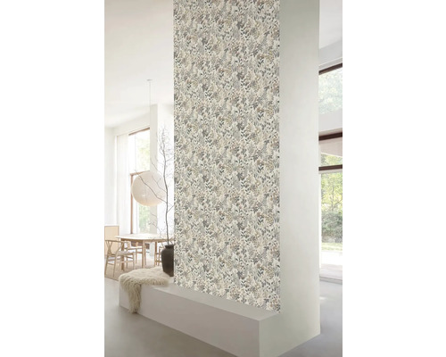 Obývací pokoj s vzorovanou tapetou s rostlinnými motivy