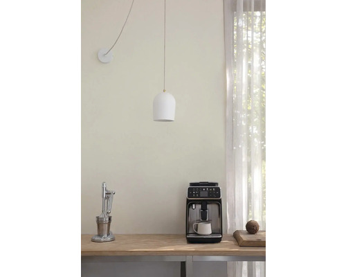 Světlá kuchyně se závěsným svítidlem, odšťavňovačem a kávovarem