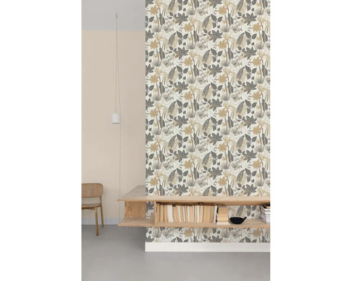 Pokoj s květinovou tapetou, dřevěnou policí a židlí.