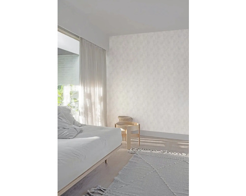 Světlá ložnice s postelí, nočním stolkem a kobercem pro příjemnou atmosféru