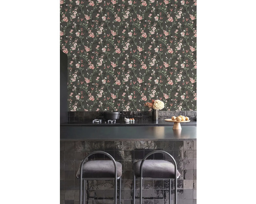 Kuchyňská scéna s květinovou tapetou a černými dlaždicemi