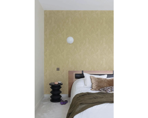 Ložnice s vzorovanou tapetou, nočním stolkem a postelí