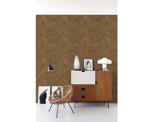 Pohled na místnost s tapetou se vzorem, komodou a dekorací