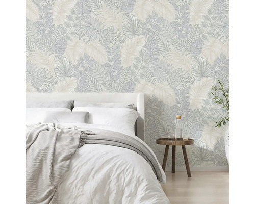 Ložnice s tapetou se vzorem listů a postelí