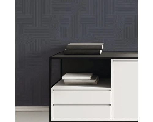 Scéna s komodou a vzorovanou tapetou