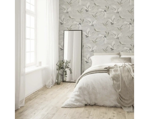 Ložnice s postelí, zrcadlem a tapetou se vzorem ptáků