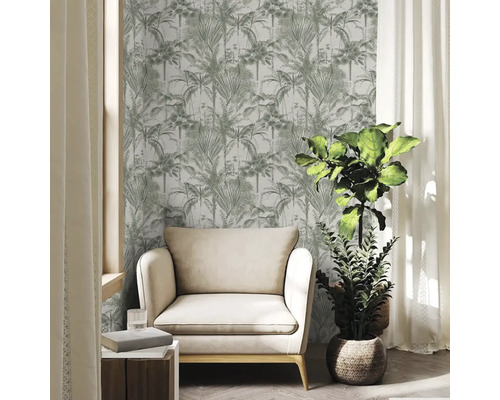 Scéna s křeslem, pokojovou rostlinou a tapetou s motivem džungle