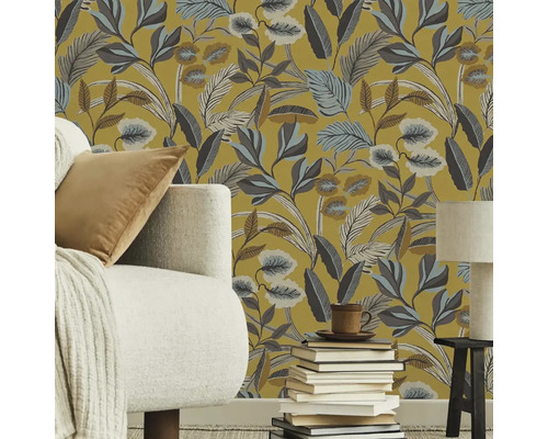 Obývací pokoj s květinovou tapetou, pohovkou, polštářem, lampou a hromadou knih