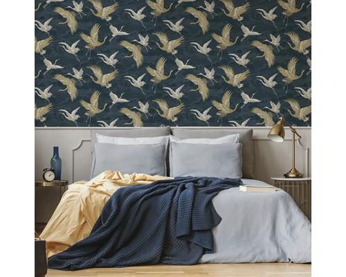 Ložnice s postelí a tapetou se vzorem jeřábů.