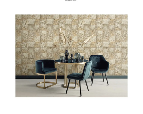 Jídelna se strukturovanými tapetami, jídelním stolem a židlemi