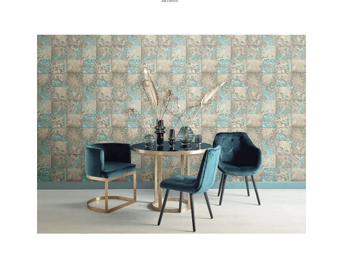 Jídelní sestava se třemi židlemi, stůl se skleněnou deskou a nástěnná tapeta s designem dlaždic pro stylovou jídelnu