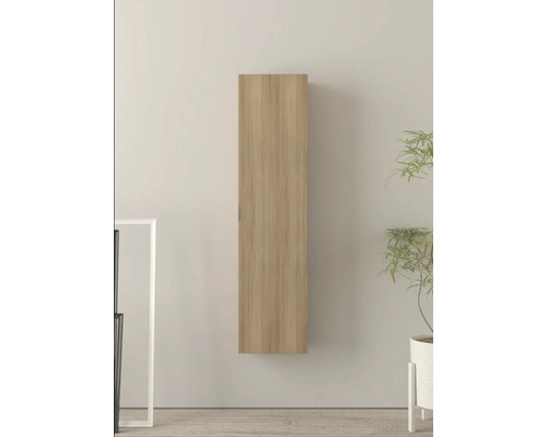 Dřevěná závěsná skříňka připevněná ke zdi