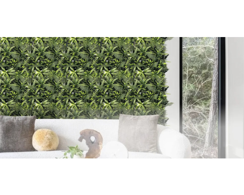Zelené nástěnné panely s rostlinami a kapradinami za pohovkou