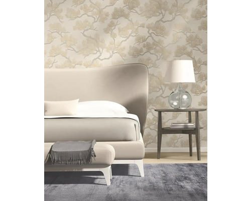 Ložnice s postelí, noční lampou a tapetou se vzorem stromu