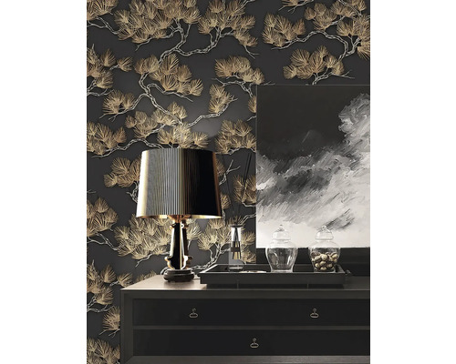 Dekorativní pokoj se vzorovanou tapetou, lampou a komodou