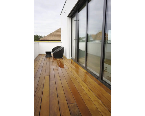 Terasa s dřevěnou podlahou, posezením a posuvnými dveřmi