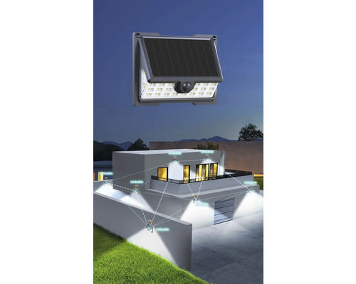 Solární lampa s pohybovým senzorem připevněná k domu, které jsou bezdrátově propojeny.