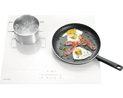 Indukční varná deska s hrncem a pánví s volskými oky a slaninou